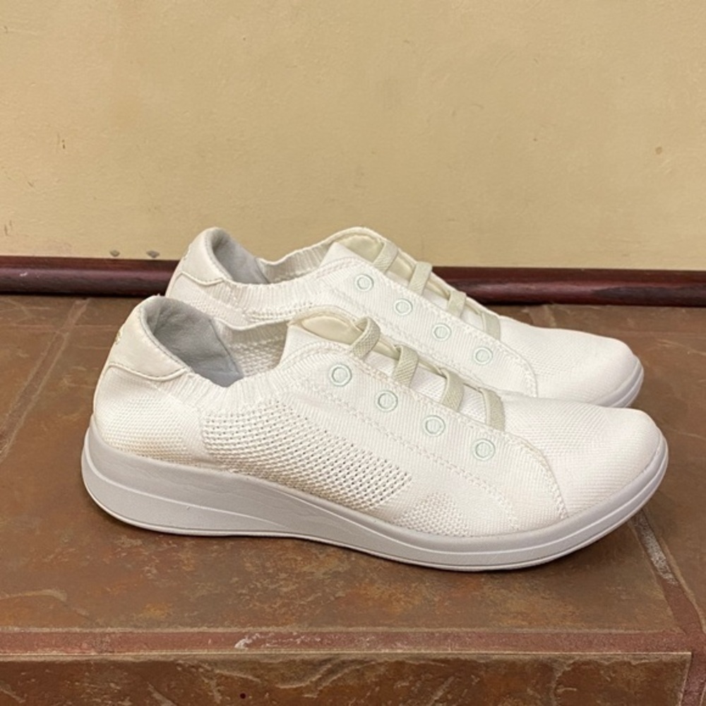 Bzees Golden Knit Slip-On sneakers